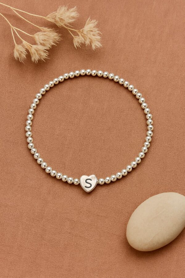 PULSERA ELASTIZADA BOLITAS CON 1 INICIAL